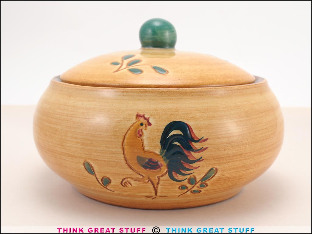 Product photo #100_9621 of SKU 21004020 (Pennsbury Pottery, Red Rooster 1-quart Casserole w/ Lid)